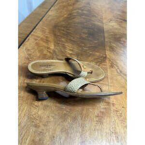 Vtg Y2K Eric Javits Women’s 7 Thong Sandals Kitten Heels Leather Logo Gold Beach
